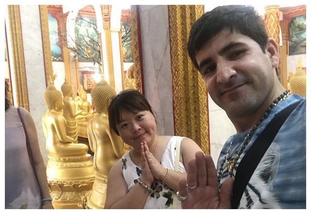 中国姑娘邂逅澳洲小伙,对方送30万奢侈品,买500平豪宅当婚房