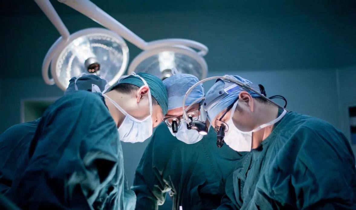 在手术室里，医生都不穿*裤内**，患者不准穿衣服？医生亲自为你揭秘