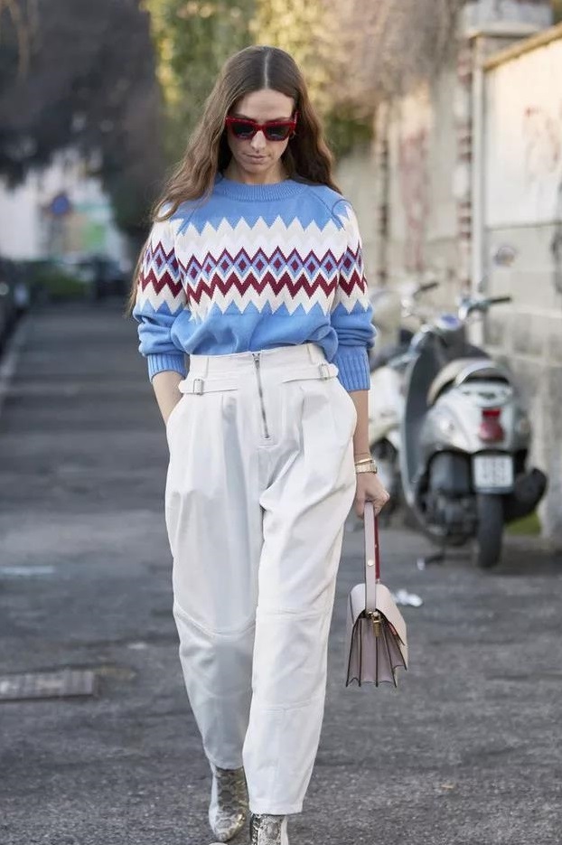 费尔岛毛衣特别适合英伦风的搭配,毛衣这样穿再普通的毛衣也时髦