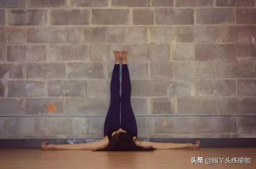 利用墙练习瑜伽轮式,利用墙锻炼的瑜伽体式方法
