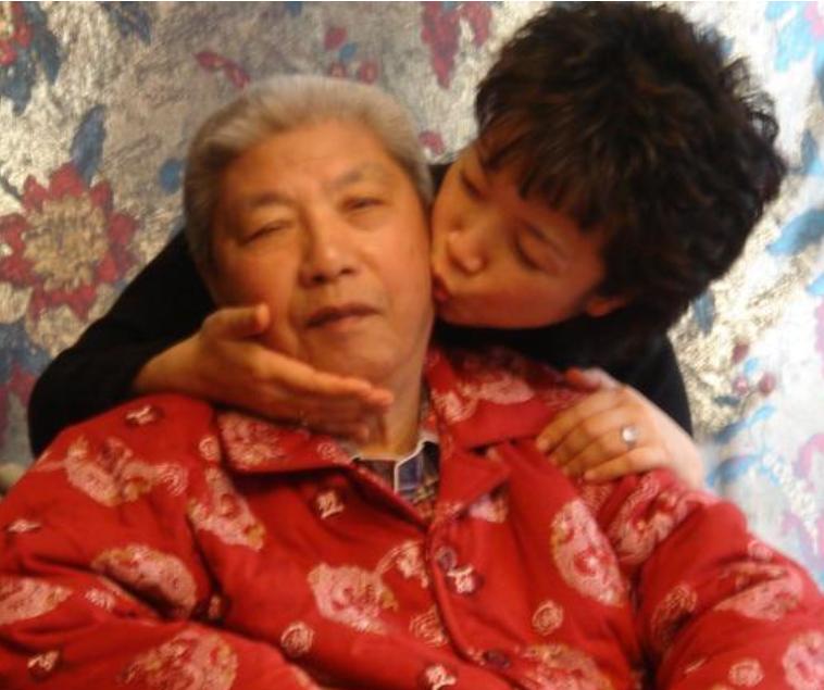 从央视主持人，到23年只饰演周总理夫人，黄薇因4次意外改变命运