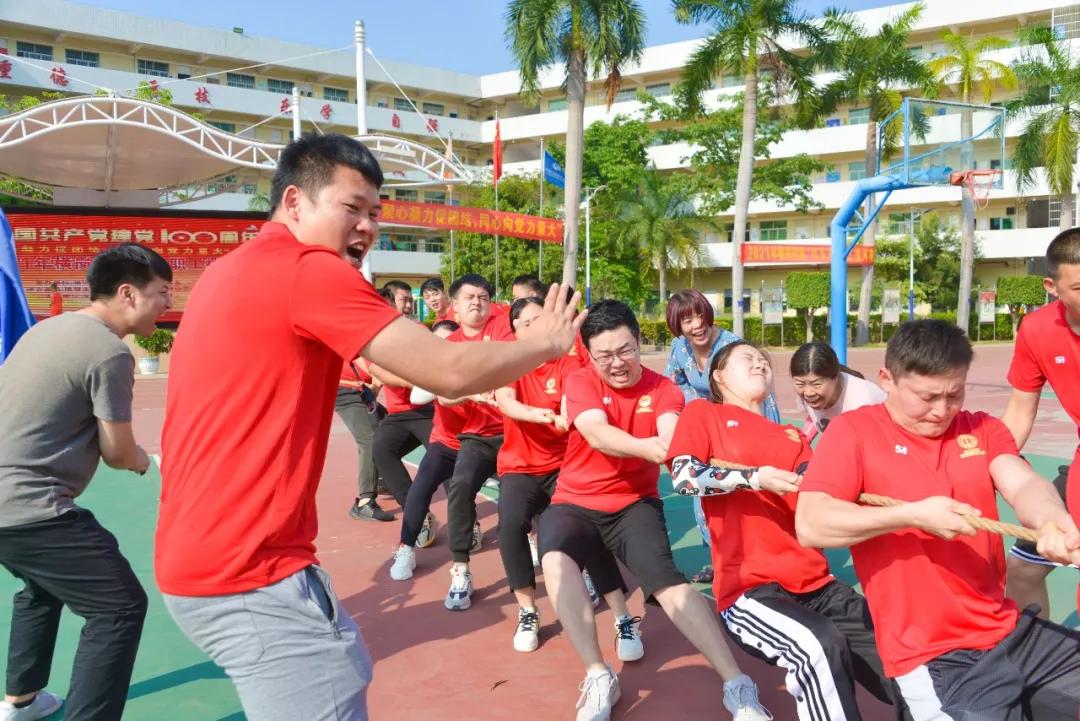 “老师，你拔河的样子真美！”“谁拍的赶紧撤！！！”