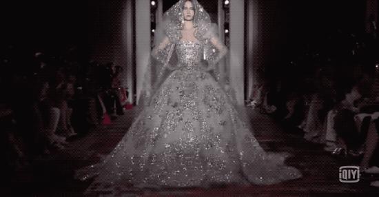 刘亦菲金裙子,刘亦菲穿一袭仙女裙现身活动