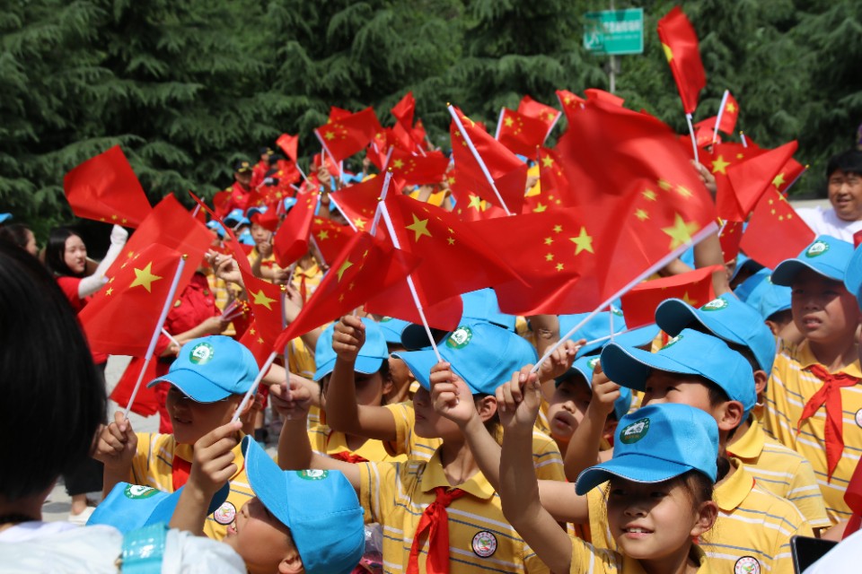 610名可爱的孩子在少华山共绘70米中华龙、千人高歌中国梦!