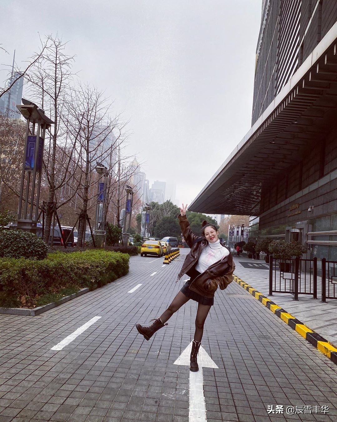 金泫雅穿亮片裙子,金泫雅露脐装短裙