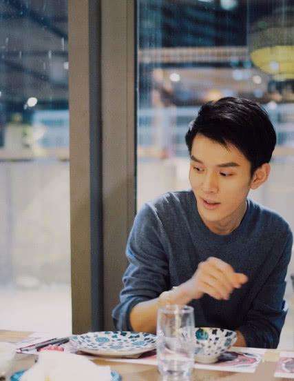 神奇的李佳琦:5分钟卖1.5万支口红,大败马云,连章子怡也心动