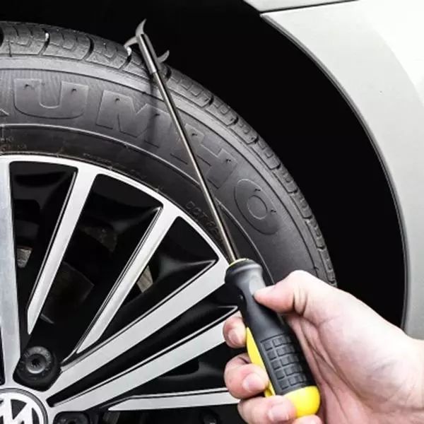 轮胎侧面有个小孔是怎么回事,轮胎侧面扎了小孔可以补吗