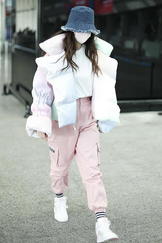 杨颖同款羽绒服穿搭,杨颖同款红色短裤羽绒服上衣