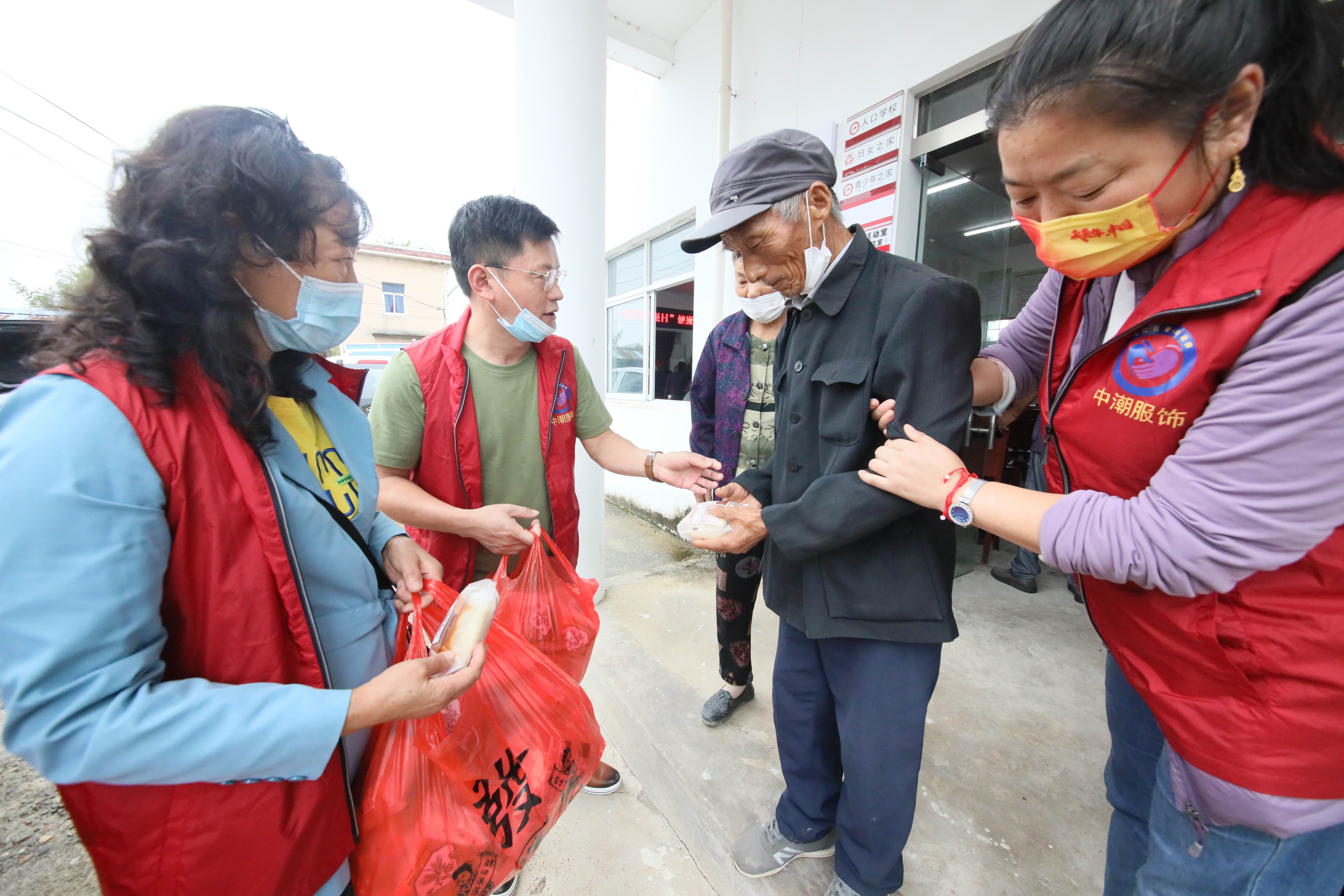 安徽芜湖：当“重阳节”遇上“世界爱眼日”，他们一起来到长乐村