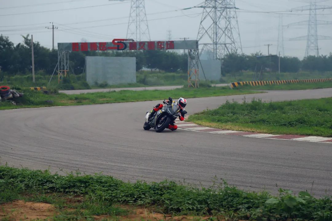 魅影s450摩托车测评,无极250rr和诺马魅影255s哪个质量好