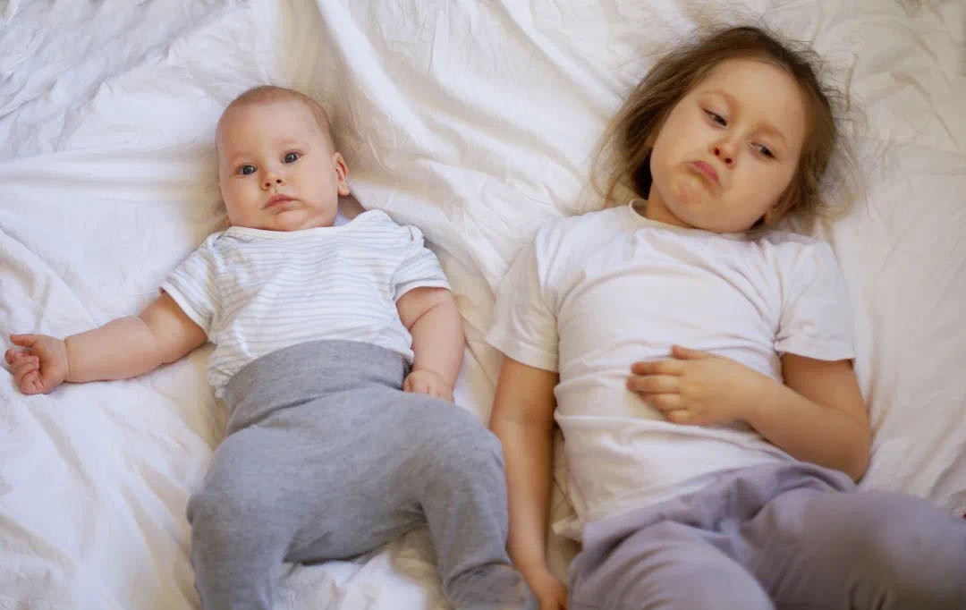 四岁宝宝啃手指甲脚趾甲怎么回事,四岁宝宝啃脚指甲怎么回事