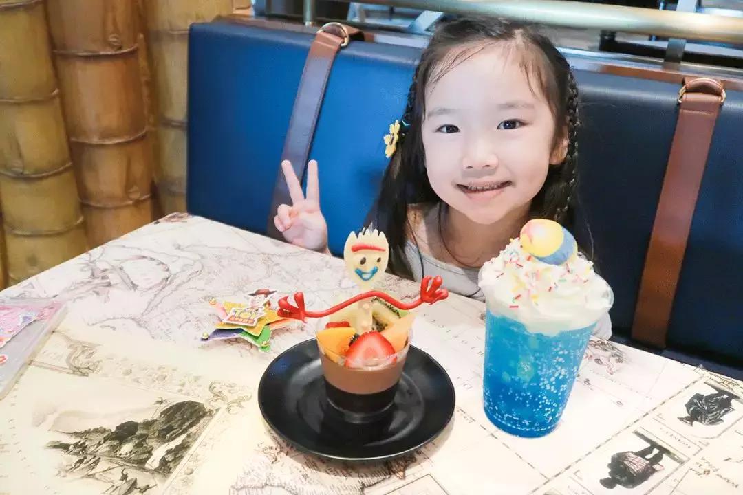 让全家人流连忘返的香港迪士尼，到底有什么魔力？