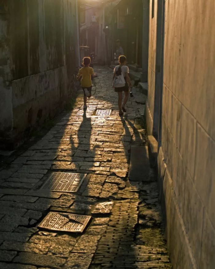 好想一起在这个古镇共度余生,我想和你去大草原的湖边是什么歌