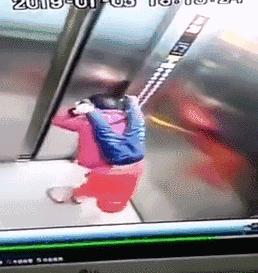 9月大宝宝吃山竹卡住窒息，刚好邻桌就是医生！太幸运！