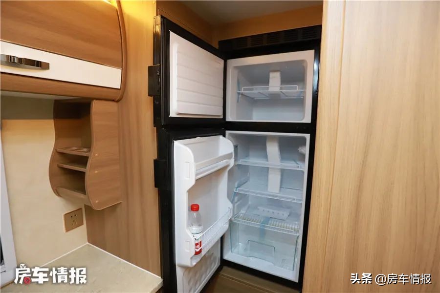 四驱单排皮卡房车最新布局三个床,最新款豪华顶配双排座皮卡房车