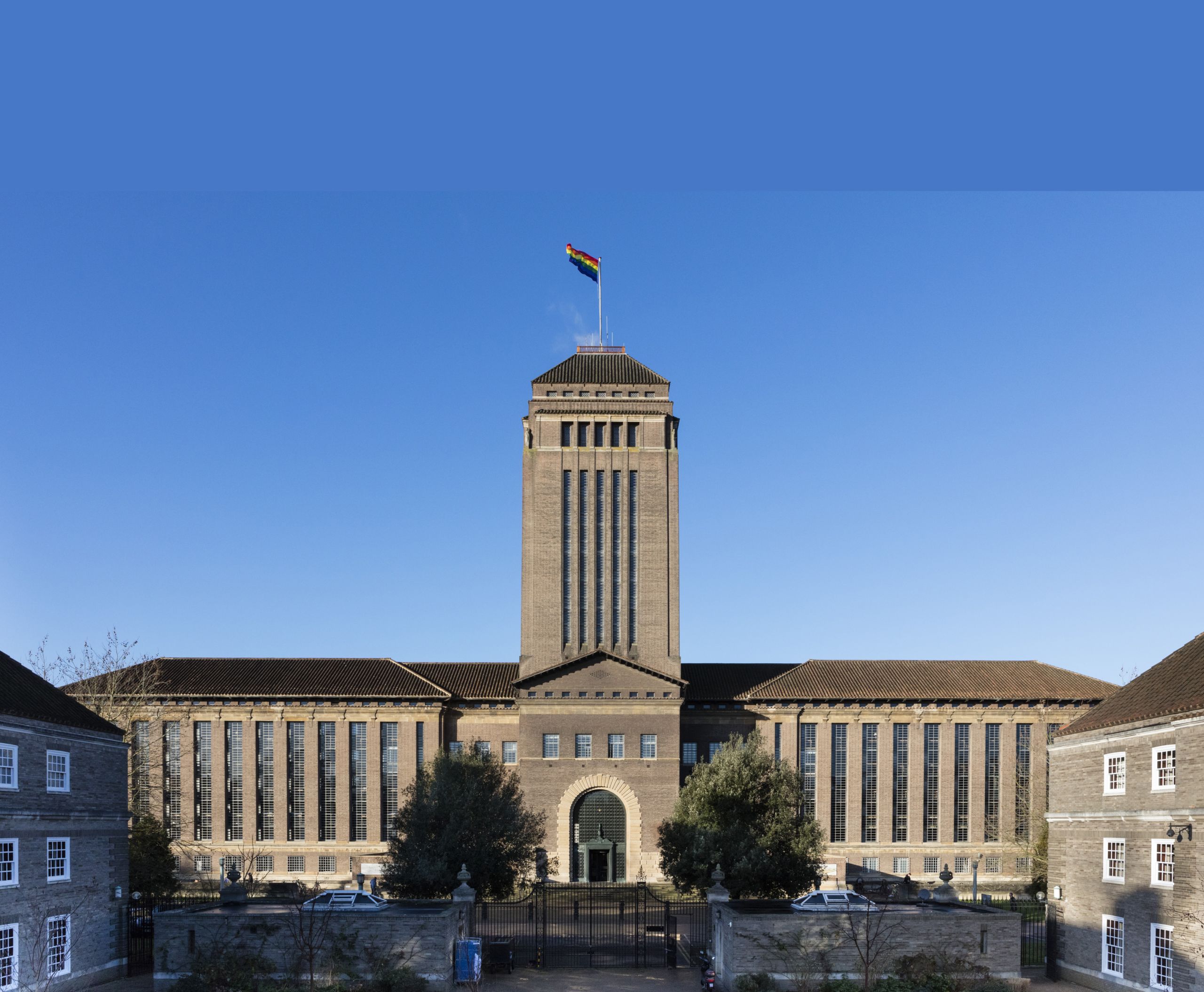 英国图书馆整理古籍,在500年前的手稿中发现饼干,夹在书中50年