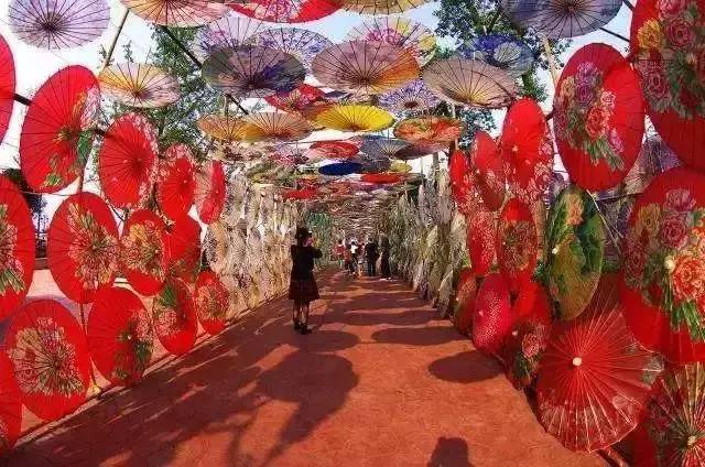 「欧蓓莎跨年巨献」醉美油纸伞、马戏团表演、环球美食节应有尽有