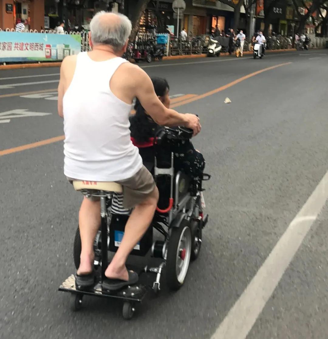 别人飙车一路火花带闪电,别人赛道飙车