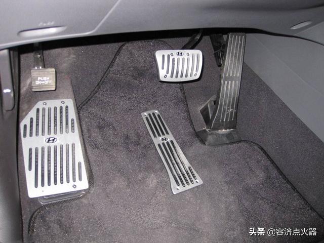 摩托车跑的太快了捏离合器,摩托车骑行中油门怎么调