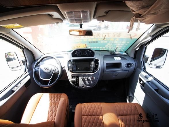 外表普通内装豪华的房车,简约的房车