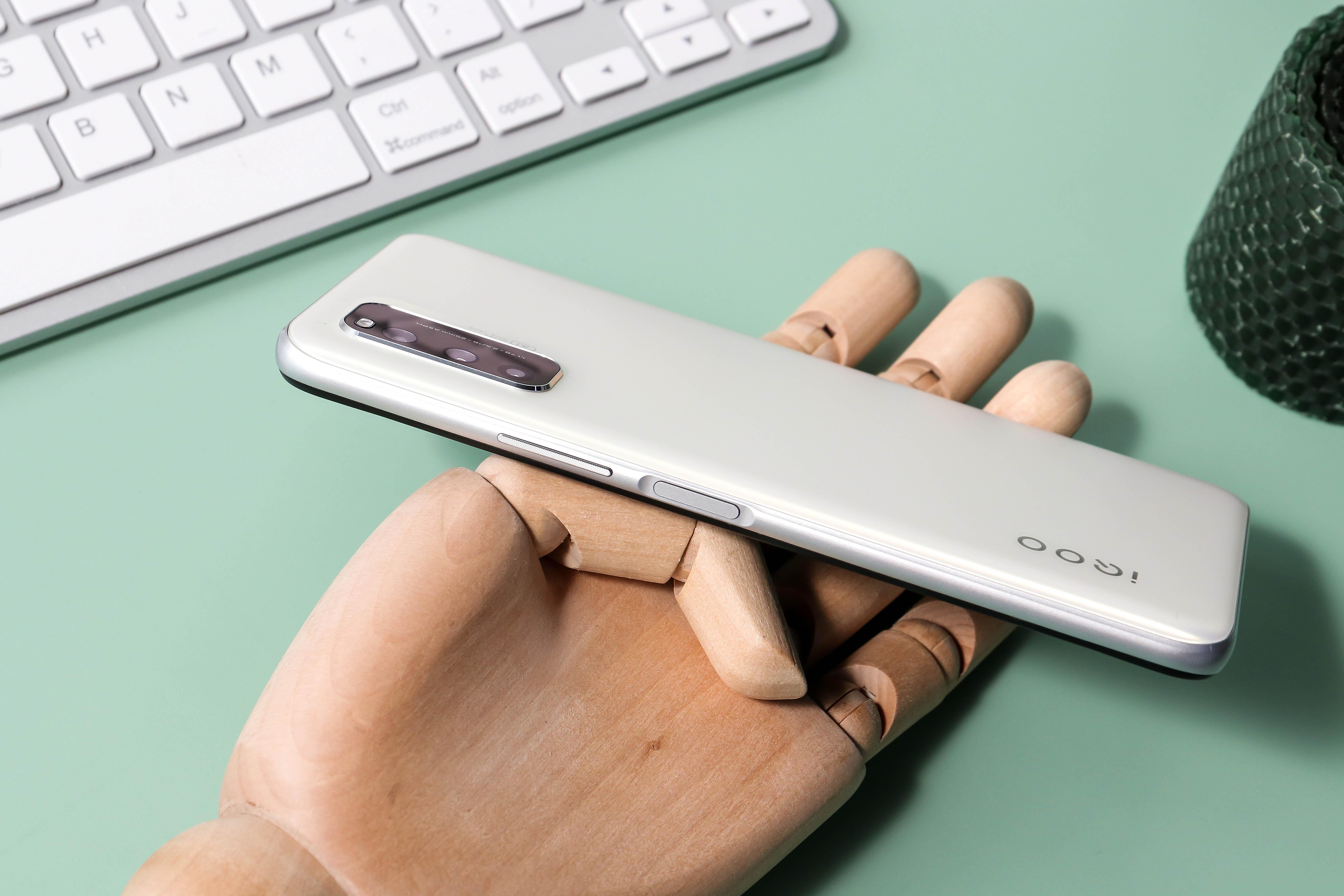 不玩游戏入手iqooneo5值得吗,两千多的iqooneo5哪款好