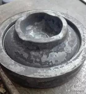 一种解决热镦机扁薄类锻件顶出变形的方法