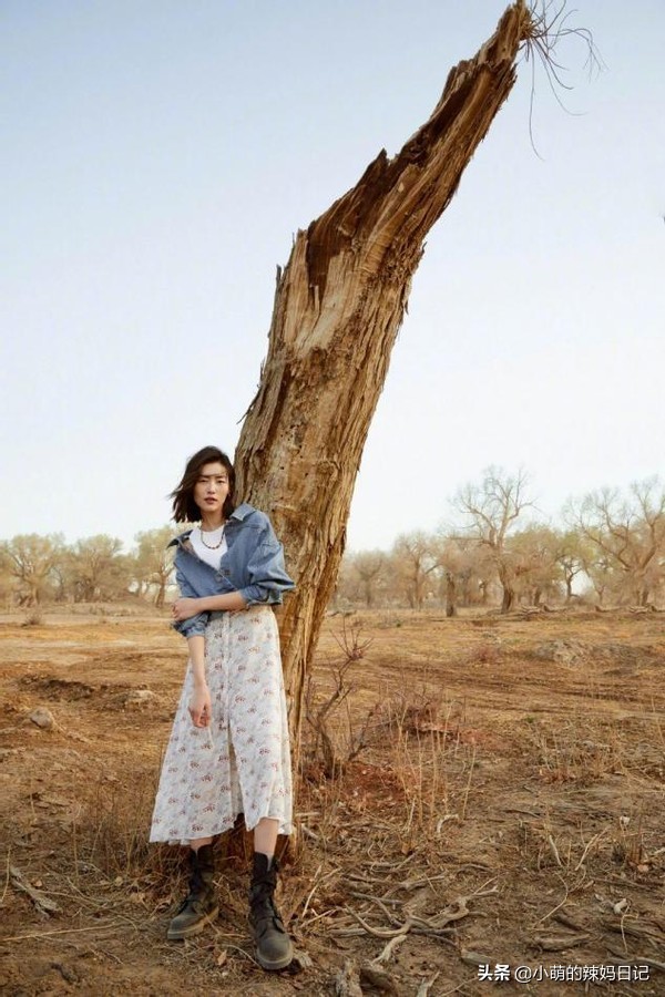 入春怎么穿?回头率最高的穿搭参考:“长裙+外套”,气质又高级