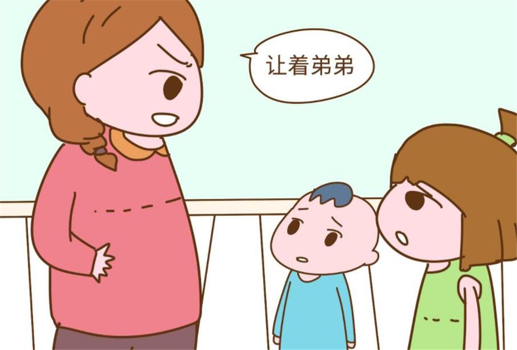 弟弟太顽皮,天天“欺负”姐姐,妈妈却不理会,网友:该打了