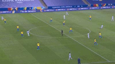 内马尔球袜脚被踢破,梅西进球内马尔被砸