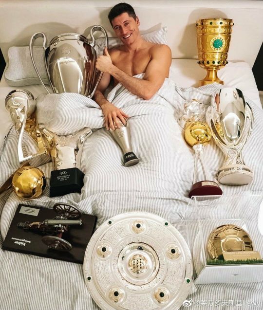 玩尬的！莱万获懂球帝颁发奖杯，球迷吐槽“世界级”奖项像地摊货