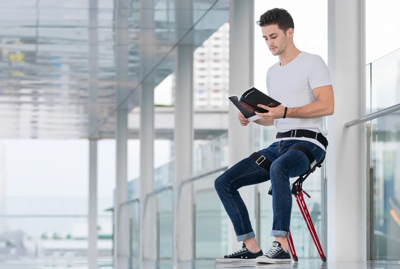 这个小马扎能穿在身上，感觉腿累了，可以随时随地坐下来休息