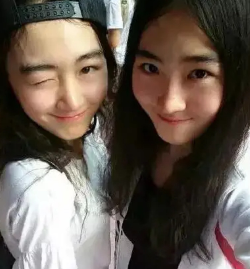 两女地铁站劈叉曝真实身份,同分考入戏剧学院,背后有高人指点?