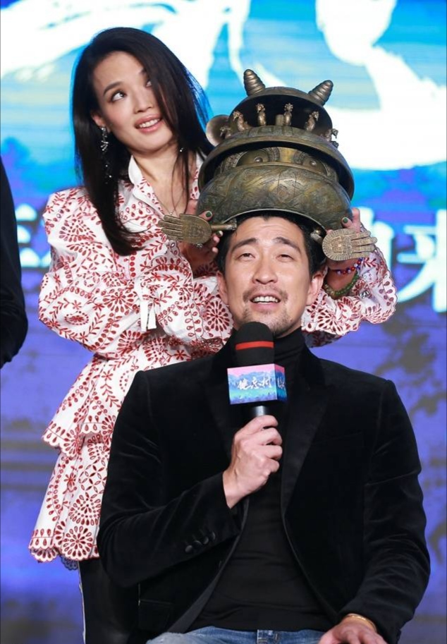 舒淇高级感穿搭,舒淇最新美照丝绒西装配红