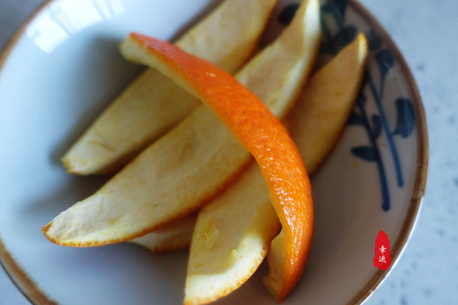 从高压锅中取出完整的酥鱼，真是不容易，它浑身酥软烂要轻拿轻放