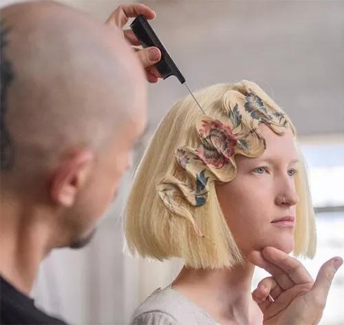 国外发型设计师剪头发,理发师给人设计发型变得好漂亮