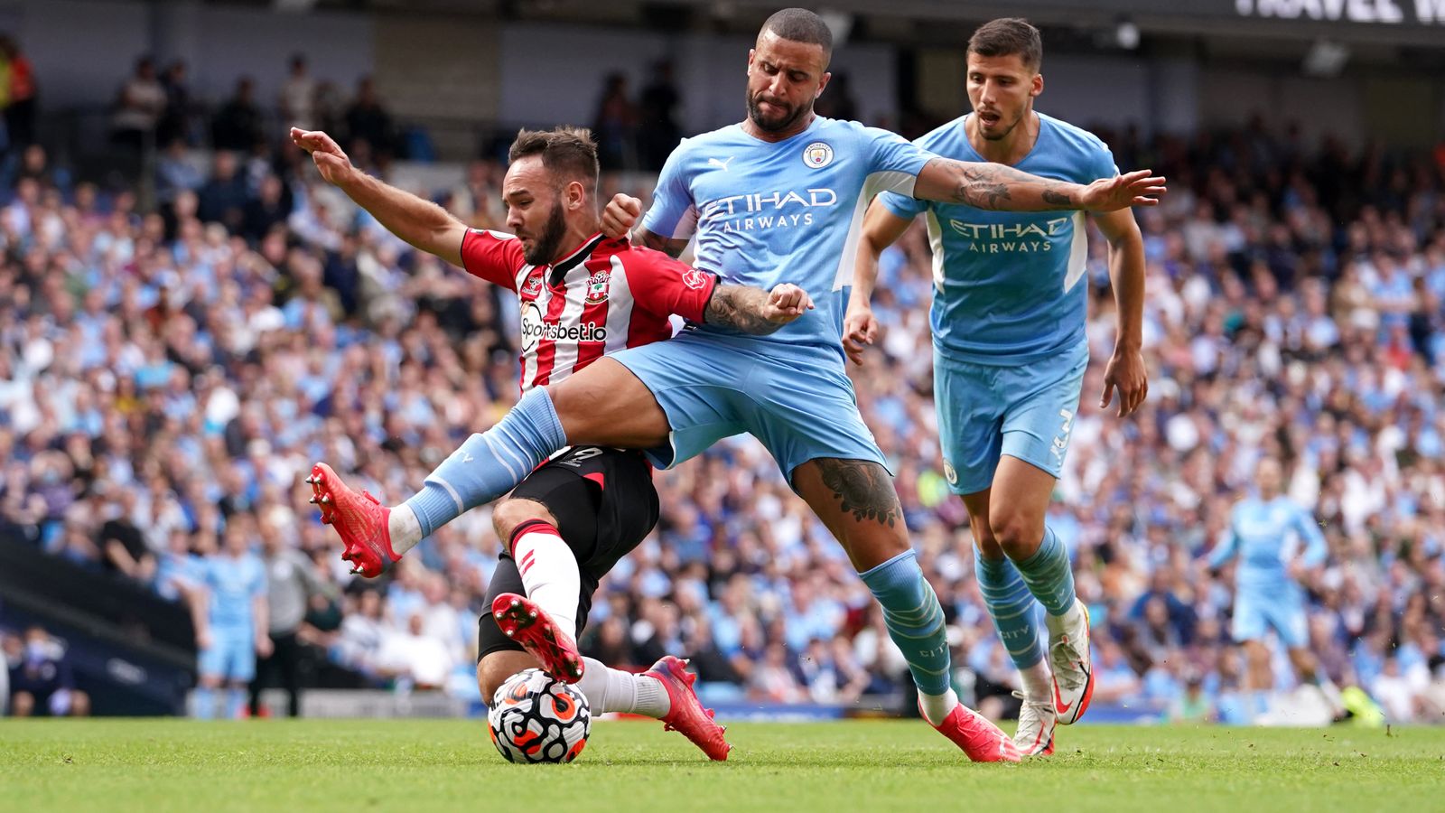 英超也有主场哨？裁判莫斯与沃克的微笑让曼城有一种罪恶感