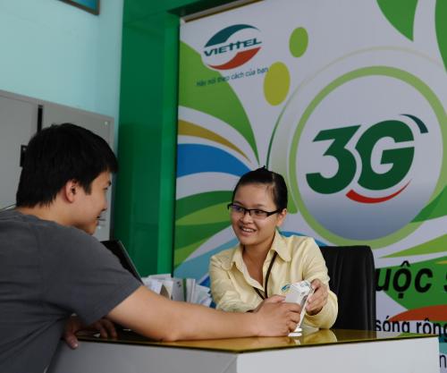 越南女军官豪华包,拿lv包的越南女兵