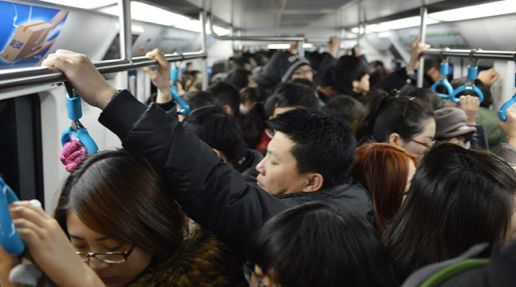看看香港的私家车和地铁站你才知道什么叫快节奏生活