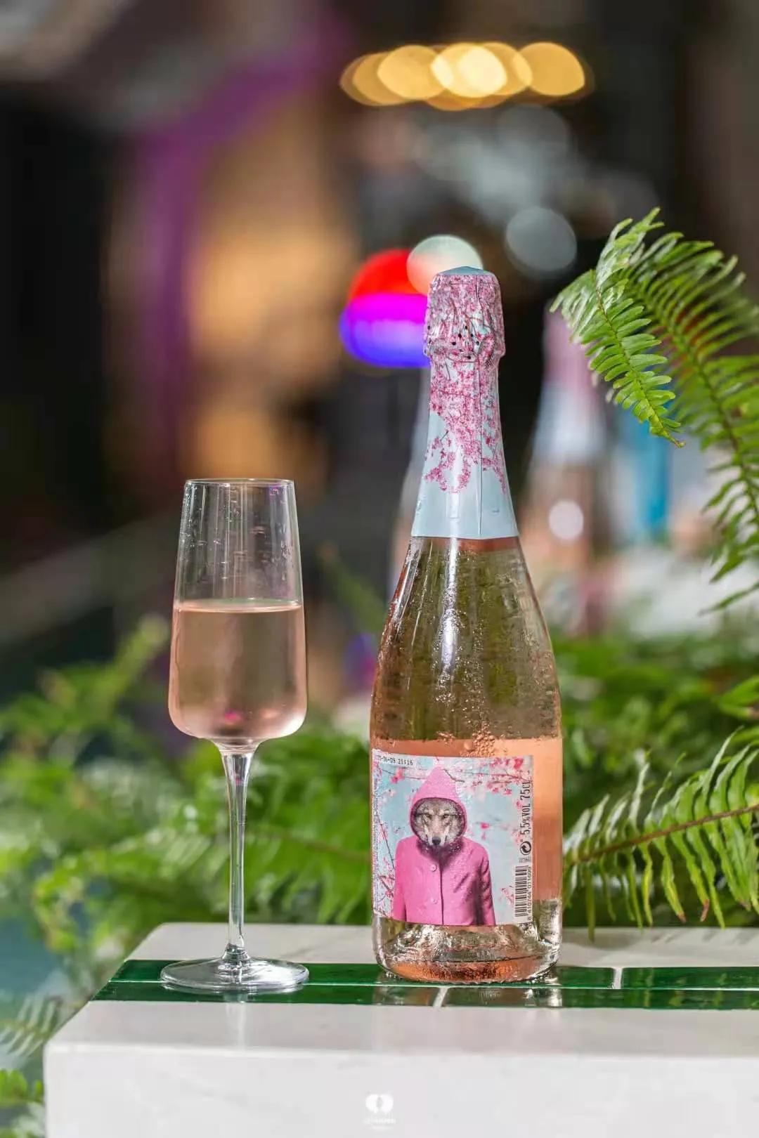 逆势增长领跑豫酒,西班牙小红帽半甜口感葡萄酒