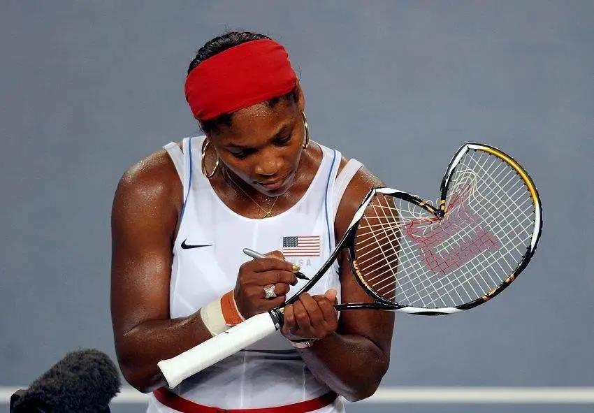 1055块球拍、百余万价值，同样摔拍为何他被称霸道总裁？