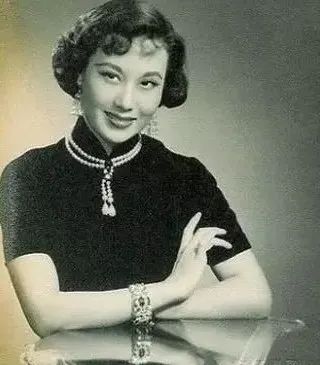 一袭霓裳七彩虹,一袭霓裳出自哪里