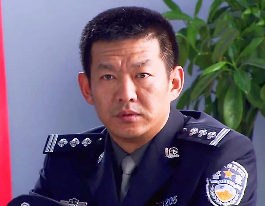 70年代穿白色警服的警察一身正气,监狱警察警服变迁史