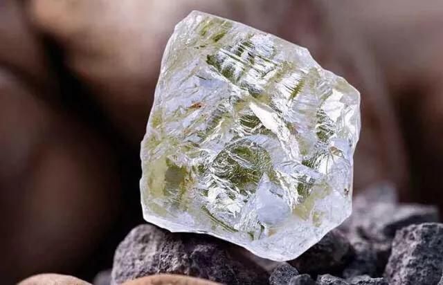 10年前姑娘捡到了价值10亿的钻石,山东姑娘捡到中国最大的钻石