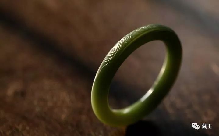 和田玉手镯和翡翠手镯哪个好看,怎么挑选和田玉手镯