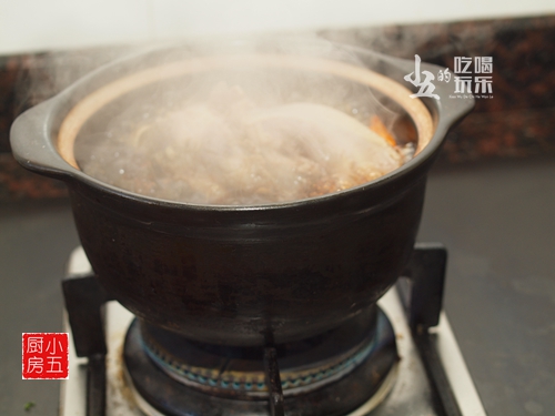 60岁做餐饮生意老板,60年秘制卤味