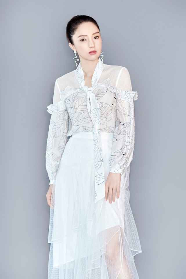 董璇高级感,董璇最新写真中回眸一笑仙气十足