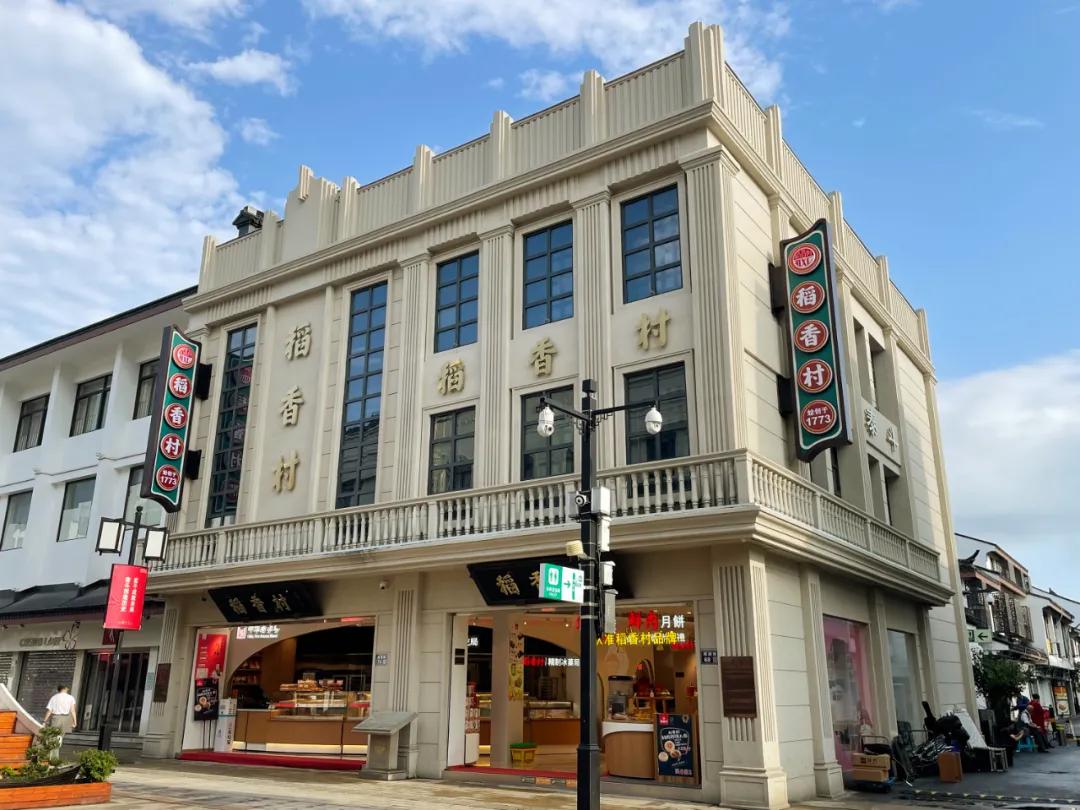 每4块月饼，就有1块是它出品，品牌价值超167亿元，这个随处可见的老字号出人意料