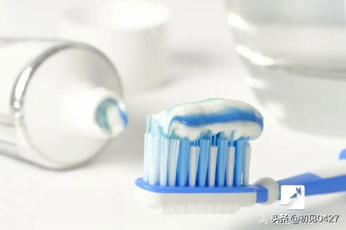 睡前脚上涂牙膏会怎么样,得了脚气用牙膏涂抹可以吗