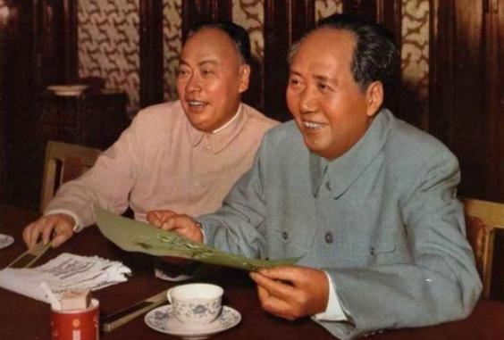 毛主席和群众一起抽旱烟，压力大时一天50根，革命胜利后戒掉没？