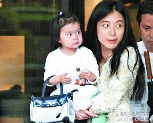 王诗龄戴卡地亚手镯多少钱,王诗龄最近带的手链是什么牌子的